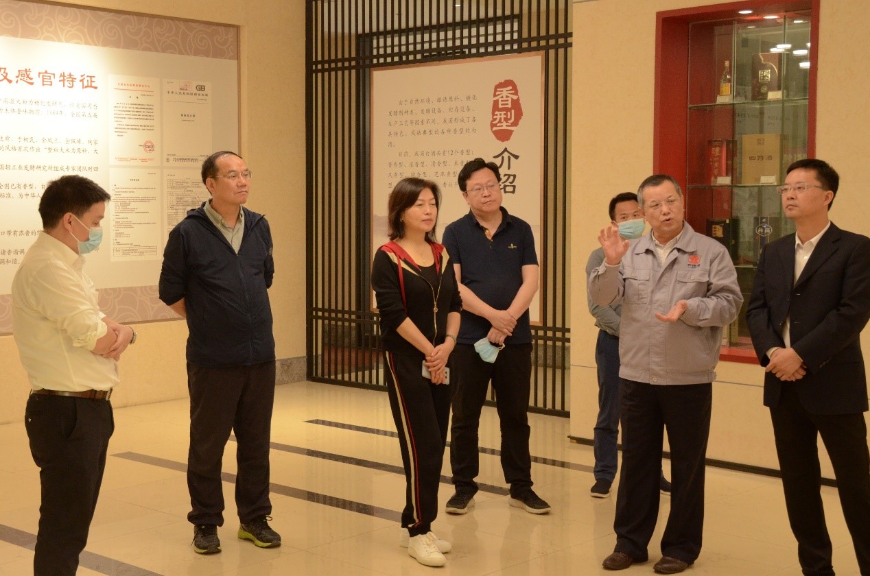 人社出版集團董事、副總經(jīng)理黃衛(wèi)來至我司視察