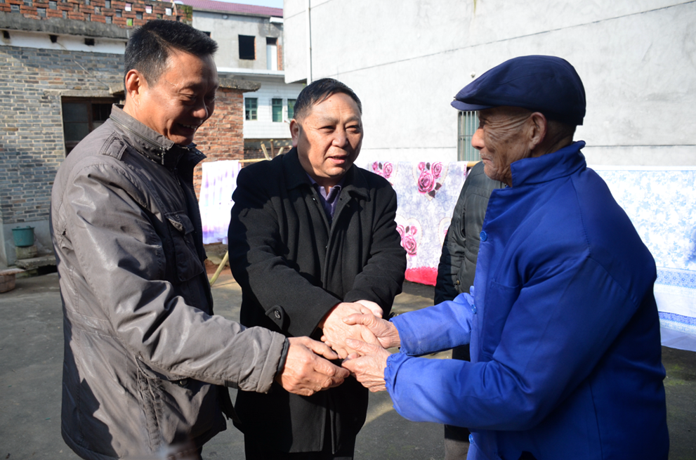 公司工會(huì)結(jié)對(duì)幫扶樟樹(shù)渡橋村委112名貧困人員