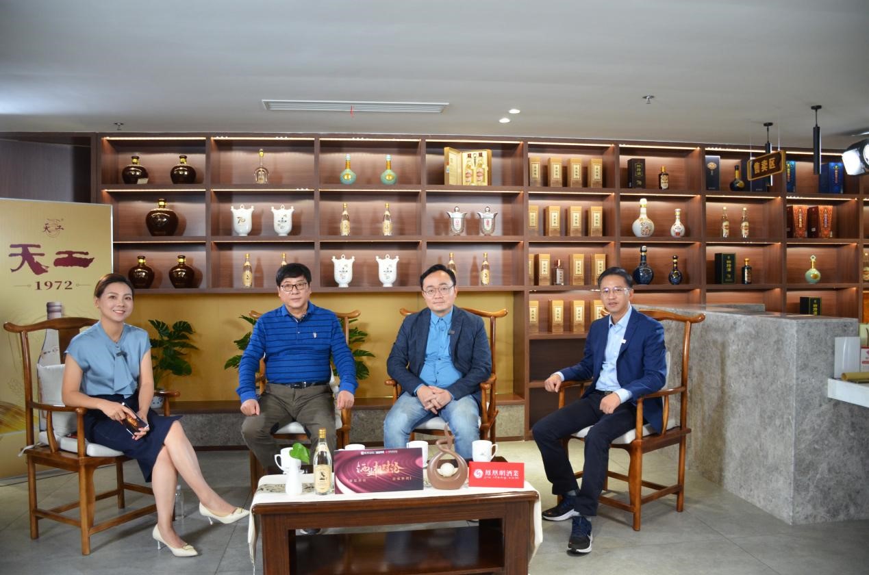 鳳凰網(wǎng)欄目組再度走進四特酒，探尋好酒的誕生